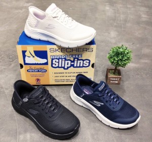 手を使わず履ける？？スニーカ！👟